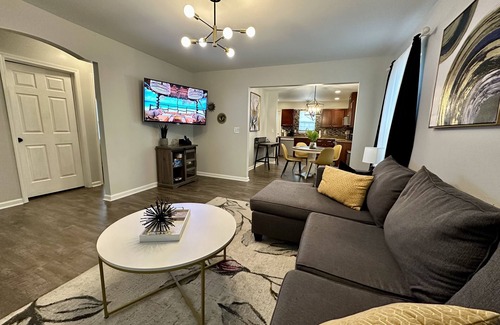 Southeast Raleigh House | Beautiful Modern House 5 minutes To Downtown Raleigh