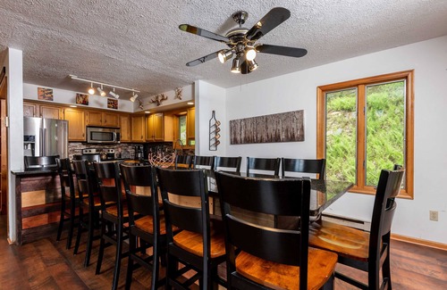 Bushkill House | Beautiful Modern Lodge! Pool Table,8 TVs,WiFi,Linen provided, Central AC,FirePit