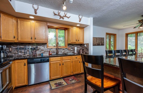 Bushkill House | Beautiful Modern Lodge! Pool Table,8 TVs,WiFi,Linen provided, Central AC,FirePit
