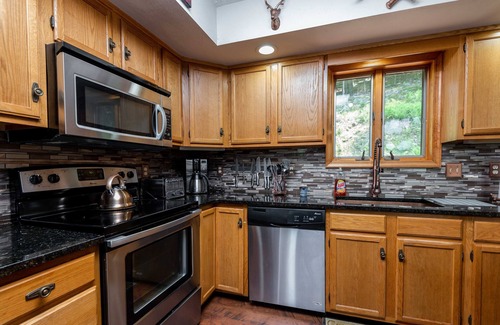 Bushkill House | Beautiful Modern Lodge! Pool Table,8 TVs,WiFi,Linen provided, Central AC,FirePit