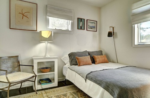 Culloden Shores Apartment | Beautiful, modern Montauk retreat with wood stove by Harbor: 4 guests max