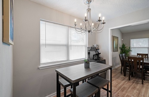 Katy House | Beautiful Modern Rustic 3BR Near I-10 , Typhoon TX Water Park & Memorial Herman