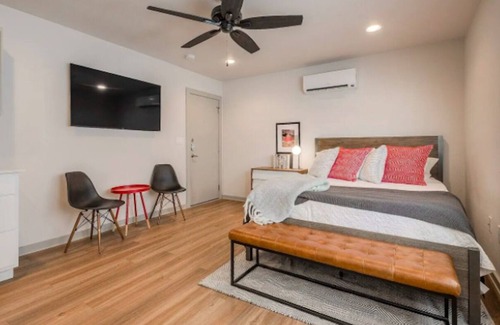 Knox - Henderson Apartment | Beautiful Modern Studio in Lower Greenville | WIFI