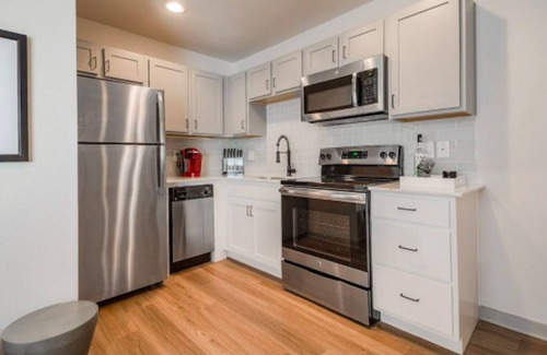 Knox - Henderson Apartment | Beautiful Modern Studio in Lower Greenville | WIFI
