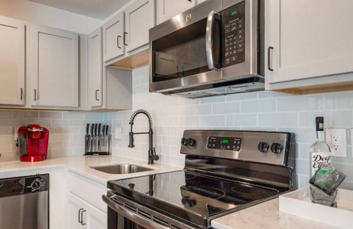 Knox - Henderson Apartment | Beautiful Modern Studio in Lower Greenville | WIFI