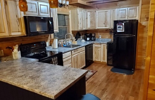 Gatlinburg - Pigeon Forge Cabin | Beautiful Mountain Cabin with Mountain Views and EV Charging Outlet!