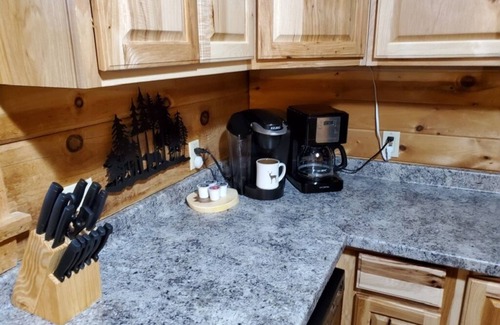 Gatlinburg - Pigeon Forge Cabin | Beautiful Mountain Cabin with Mountain Views and EV Charging Outlet!