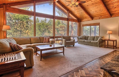 Mariposa House | Beautiful Mountain Lodge with Hot Tub - Experience the Best of Yosemite