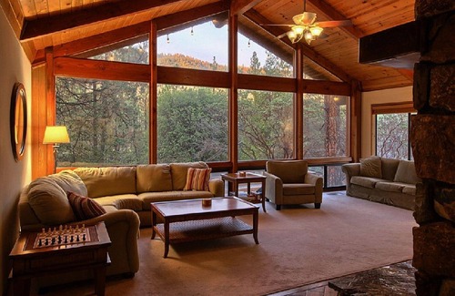 Mariposa House | Beautiful Mountain Lodge with Hot Tub - Experience the Best of Yosemite