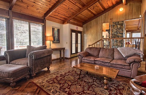 Mariposa House | Beautiful Mountain Lodge with Hot Tub - Experience the Best of Yosemite