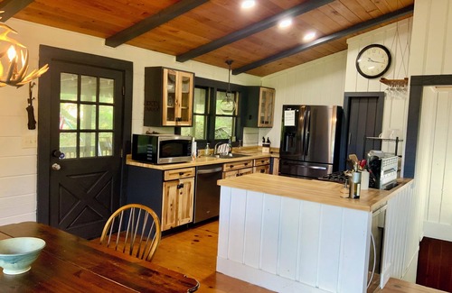 Waynesville Cabin | Beautiful mountain cabin with great views