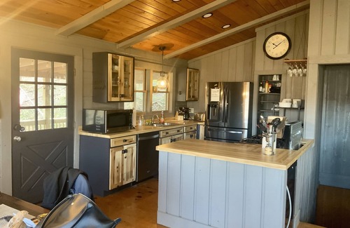 Waynesville Cabin | Beautiful mountain cabin with great views