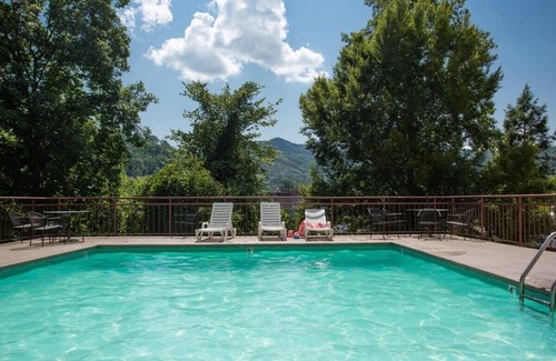 Gatlinburg Condo | Beautiful Mountain Views/Walk 2 DwTn Gatlinburg
