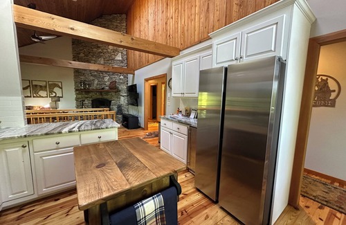 Landrum House | Beautiful Mountain View with Large Saltwater Pool