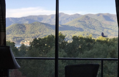 Hiawassee Cabin | Beautiful Mtn View, Screen Porch, King Master, 2 miles to town