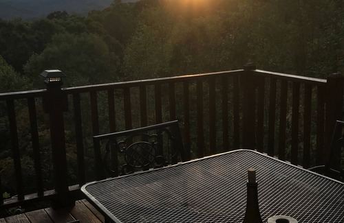 Hiawassee Cabin | Beautiful Mtn View, Screen Porch, King Master, 2 miles to town