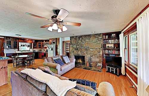 Leicester House | Beautiful Mystic Valley Cabin on 15 Acres w/Lush Views!