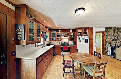 Leicester House | Beautiful Mystic Valley Cabin on 15 Acres w/Lush Views!