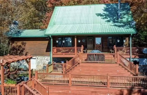 Jasper Cabin | Beautiful N. GA cabin with a pool, trails and waterfalls (Pet-friendly)