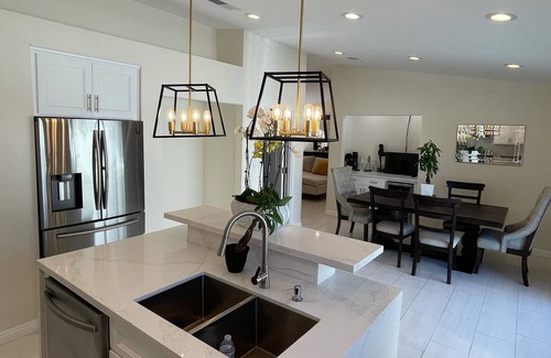 Bell Gardens House | Beautiful Neighborhood close to Resturants, Theme Parks & OC in the City of LA.