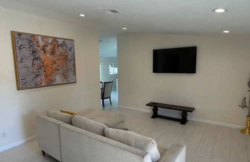 Bell Gardens House | Beautiful Neighborhood close to Resturants, Theme Parks & OC in the City of LA.