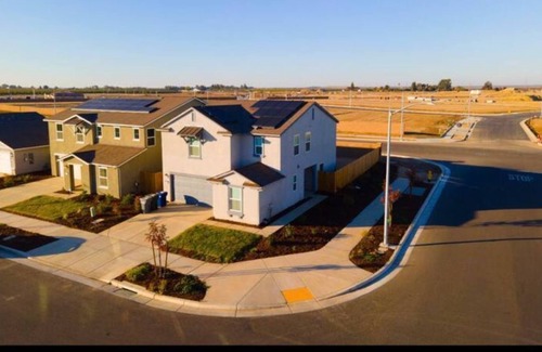 Merced House | Beautiful new 5BR home - free parking
