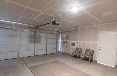 Merced House | Beautiful new 5BR home - free parking