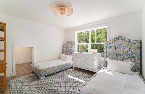Lake Township Cottage | Beautiful New-Build, Modern Lakefront Crystal Lake Cottagen