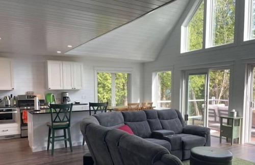 Ponshewaing House | Beautiful, new house waterfront house on Crooked Lake
