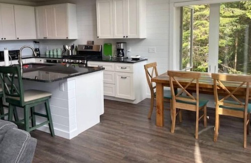 Ponshewaing House | Beautiful, new house waterfront house on Crooked Lake