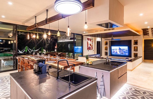 Playacar Fase II House | BEAUTIFUL NEW VILLA UP TO 21 PEOPLE - GYM/POOL/JACUZZI/UNDERGROUND BAR