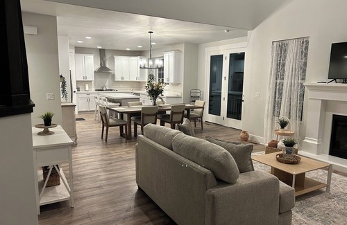 Carterville House | Beautiful new residential Lindon home with lots of space for all of your family!