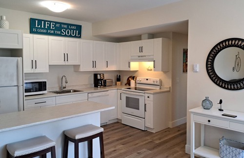 Central Okanagan House | Beautiful New Suite in ideal location surrounded by beaches, wineries & orchards