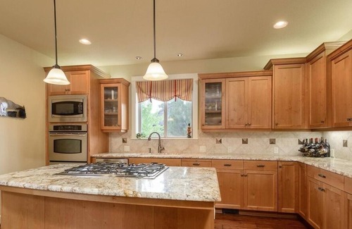 Southwest Bend House | Beautiful newer house near the Old Mill district and the Deutsches River.