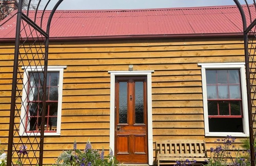 Dunedin House | Beautiful newly restored 1860s early settlers cottage