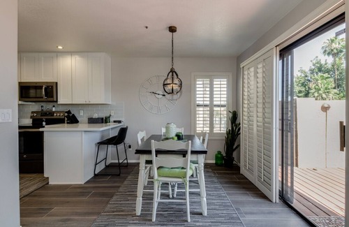 The Islands House | Beautiful, Newly Remodeled & Fully Furnished Townhouse on the Water!