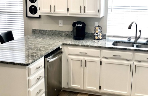 Westside House | Beautiful Newly Renovated 4 Bedroom Westside House