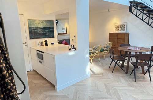 Hopital Saint-Louis Apartment | Beautiful newly renovated townhouse in green setting