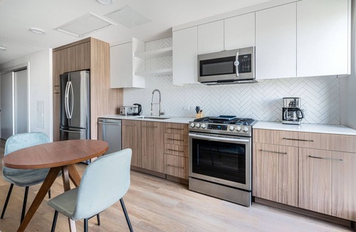 Downtown Oakland Apartment | Beautiful Oakland 1BR w/AC, W/D, Sky Deck, next to BART, by Blueground