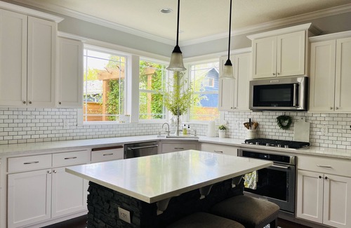 Vancouver House | 🌿Beautiful Oasis 3BR KING bed +GYM in quiet nbrhd🌿