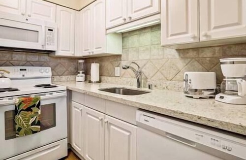 Kahana Apartment | Beautiful Ocean view Hawaiiana style 1 bedroom condonn