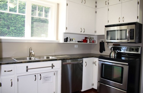 Sidney House | Beautiful Ocean View Suite Near the Airport, Ocean and Wineries!