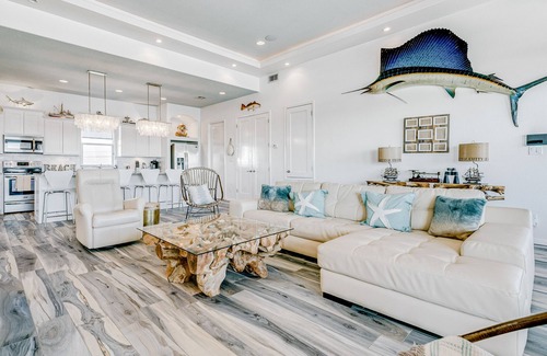 Port Bolivar House | Beautiful oceanfront home with expansive decks