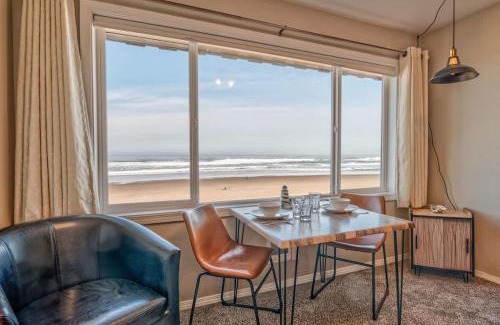 Lincoln City House | Beautiful Oceanfront Suite - Top Floor - Pool and Sauna - Sleeps 4