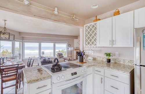Lincoln Beach House | Beautiful OceanView Home with Hot Tub Just South of Lincoln City