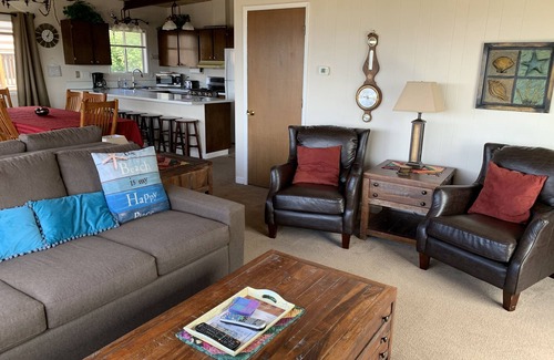 Roads End House | *Beautiful Oceanview * Hot Tub * 2 Nearby Beach Access Points