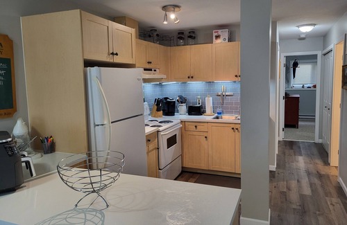 Victoria Apartment | Beautiful One Bedroom Suite in Quiet Cul de Sac near Lake