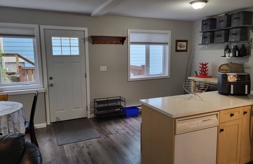 Victoria Apartment | Beautiful One Bedroom Suite in Quiet Cul de Sac near Lake