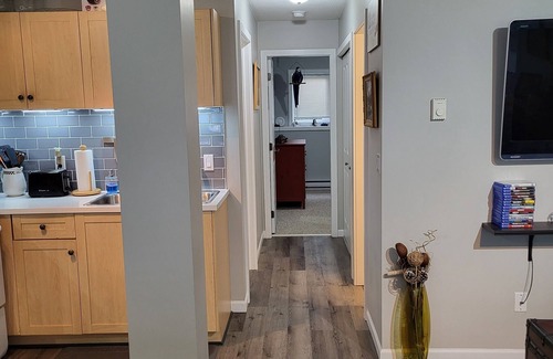 Victoria Apartment | Beautiful One Bedroom Suite in Quiet Cul de Sac near Lake