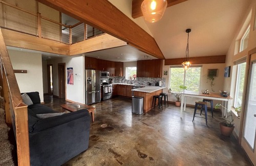 Girdwood House | Beautiful Open Girdwood Home
